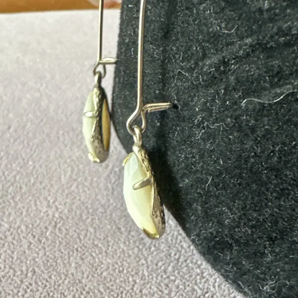 Kendra Scott Gold Tone Dee Drop Earrings In White Mother Of Pearl - Picture 5 of 8